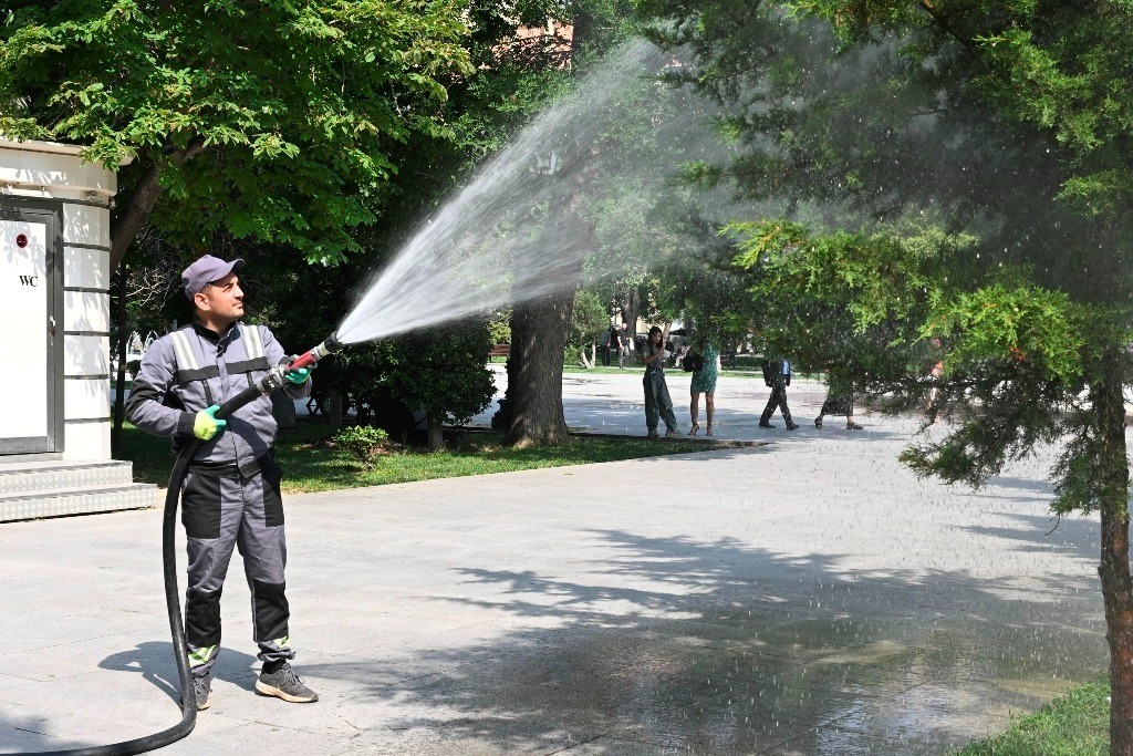 Bu gün Bakının 550 küçəsi yuyulub - FOTOLAR